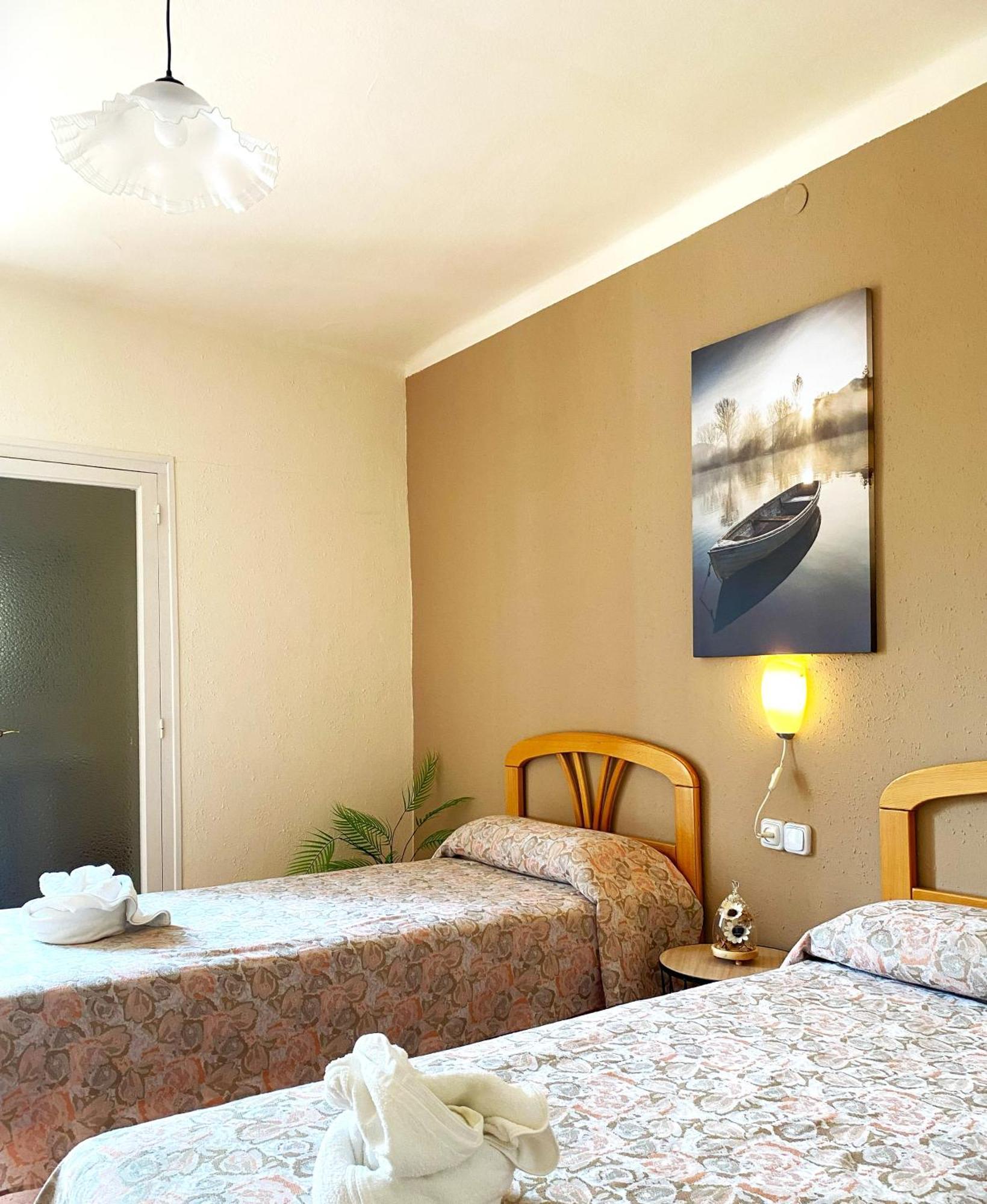 סגור דה לה קלאפל Hostal Lleida מראה חיצוני תמונה